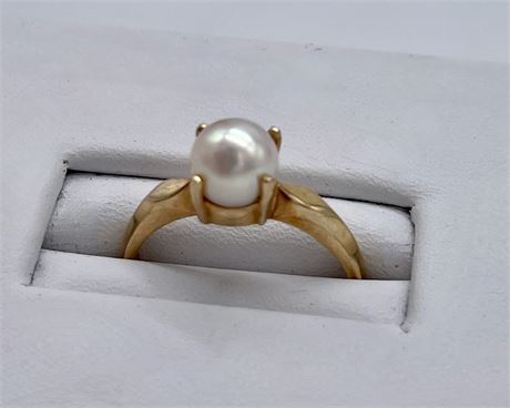 Ladies 10K Yellow Gold Single Pearl Ring