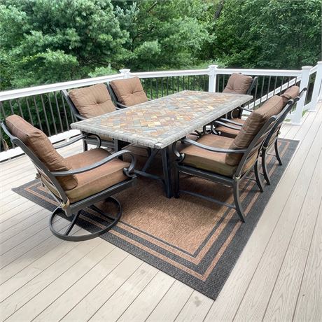 Outdoor Dining Set & Rug Grouping