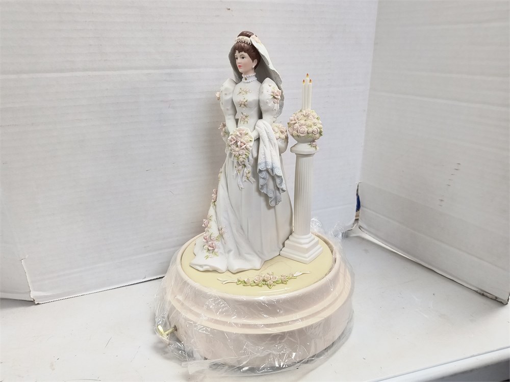 Rust Belt Revival Online Auctions - Lady Statue & Box