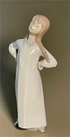 Lladro "Girl in Nightgown" Figurine