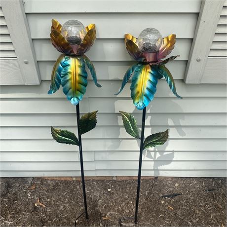Pair of Solar Crackle Ball with Metal Flower Yard Stakes
