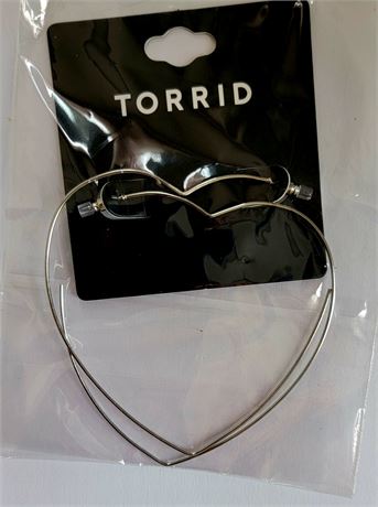 New in pkg TORRID heart wire earrings