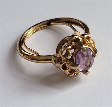 Pretty amethyst colored gold tone ring with ring saver