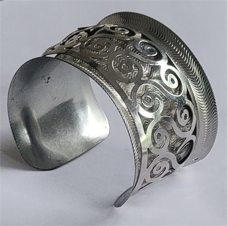 Nice swirl themed cuff bracelet with etched detail