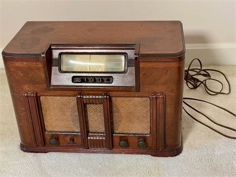 Vintage Silvertone 7037 Table Top Radio