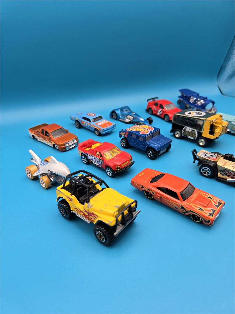 Rust Belt Revival Online Auctions - Matchbox/Hot wheels Lot of 15 Cars