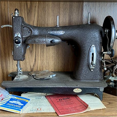 Rust Belt Revival Online Auctions - Vintage White Rotary Sewing Machine ...