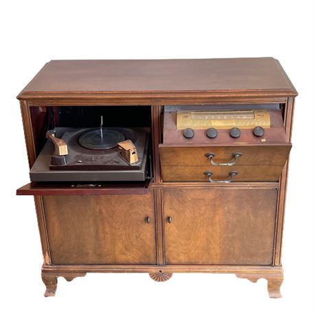 Vintage Victrola Radio & Turntable Cabinet