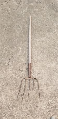 ANTIQUE 4 PRONG HAY PITCH FORK