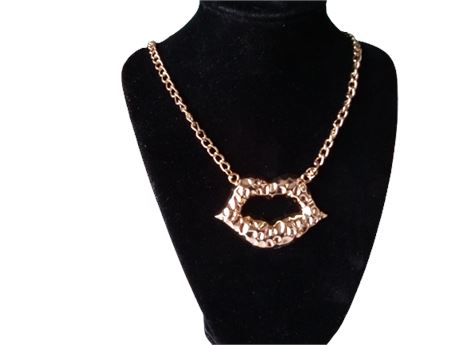 Fashion Jewelery Gold Tone Lips Necklace