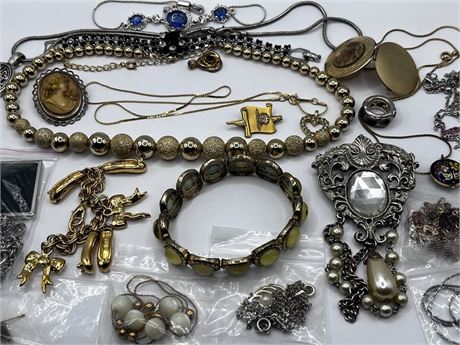 Rings Bracelets Brooch Pins Necklace Pendant Earrings Costume Jewelry Lot