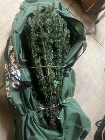 7-8ft Christmas tree in Petities rolling xmas tree bag
