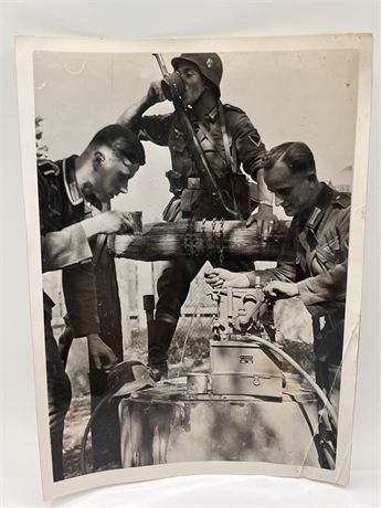 1941 WW2 Press Wire Photo German Soldiers Infantry Unit gets water Break