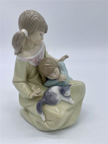 Lladro #1534 Figurine "Mom, Daughter and Kitten"