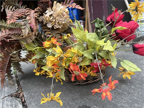 Baskets, pot, artificial flowers