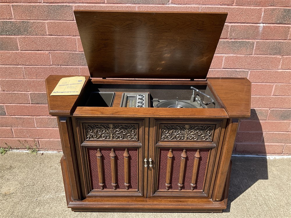 Rust Belt Revival Online Auctions - Vintage Magnavox Stereo / Record ...