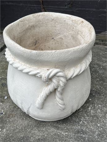 Outdoor/indoor pot with rope like decoration