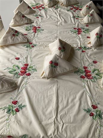 Extraordinary! Sweet Summer Strawberry Hand Made Table Cloth