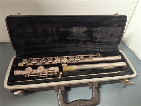 Rust Belt Revival Online Auctions - Bundy Selmer Flute With Storage Case