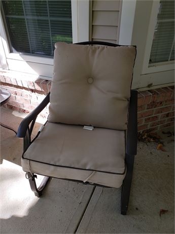 Outdoor Cushioned Patio Chair w/Cover