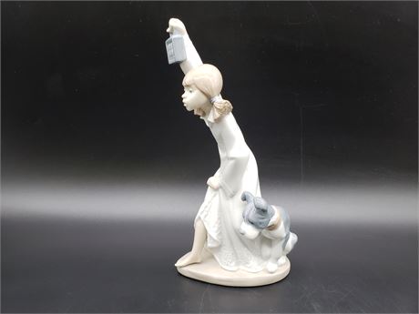 NAO Lladro 1989 Who's There Figurine