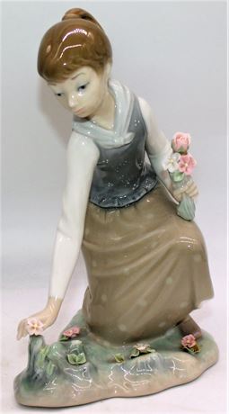 Lladro porcelain figure Girl Gathering Flowers